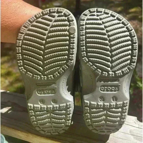 Kids size J 1 Shades of Gray Genuine Classic Camo Crocs EUC - Picture 2 of 4